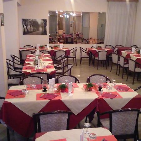Hotel Glenn Rimini Bagian luar foto