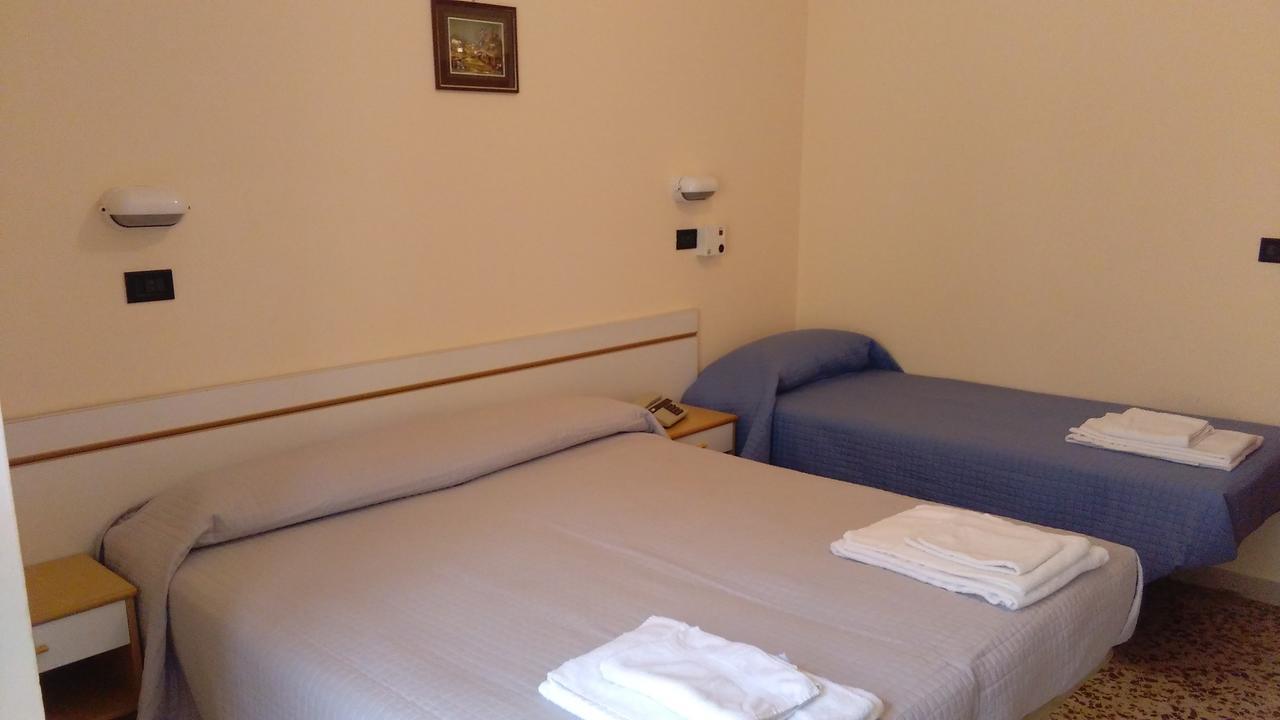 Hotel Glenn Rimini Bagian luar foto