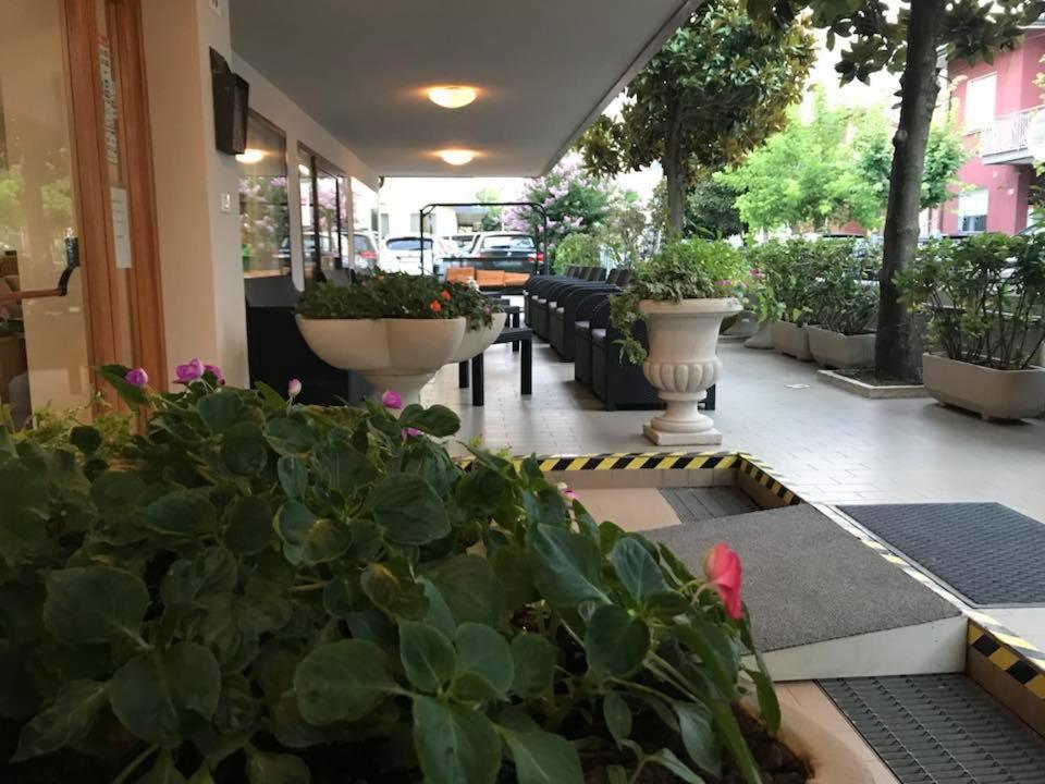 Hotel Glenn Rimini Bagian luar foto