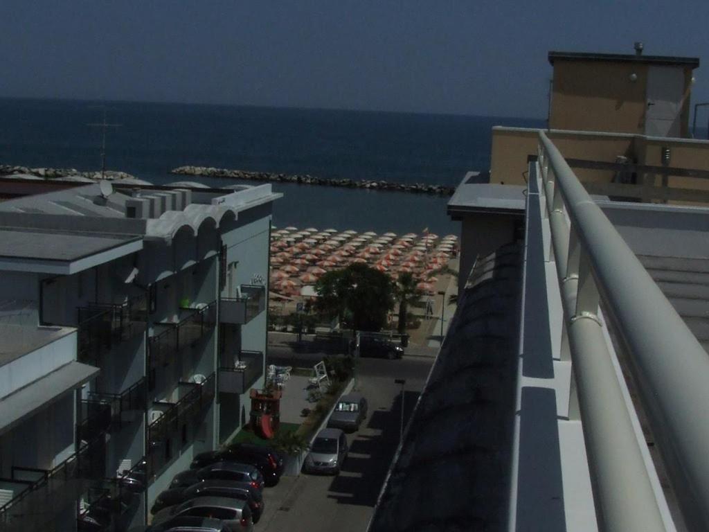 Hotel Glenn Rimini Bagian luar foto